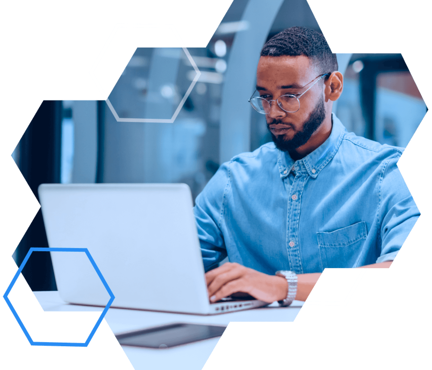 RealVNC Connect portal - admin with laptop